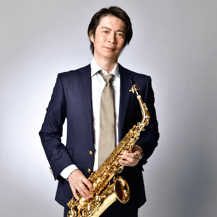 サックスを持つ市位謙太